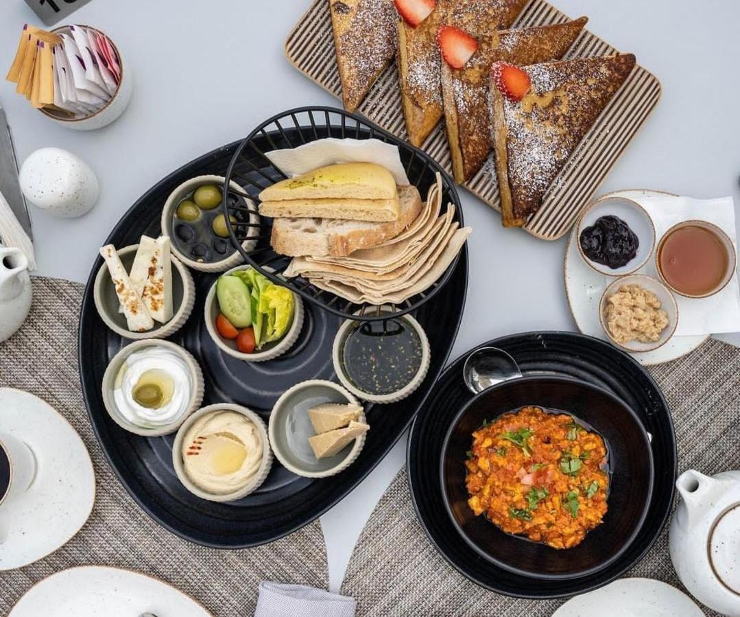 Mina Hotel And Residences By The Torch Doha Extérieur photo Israeli breakfast
