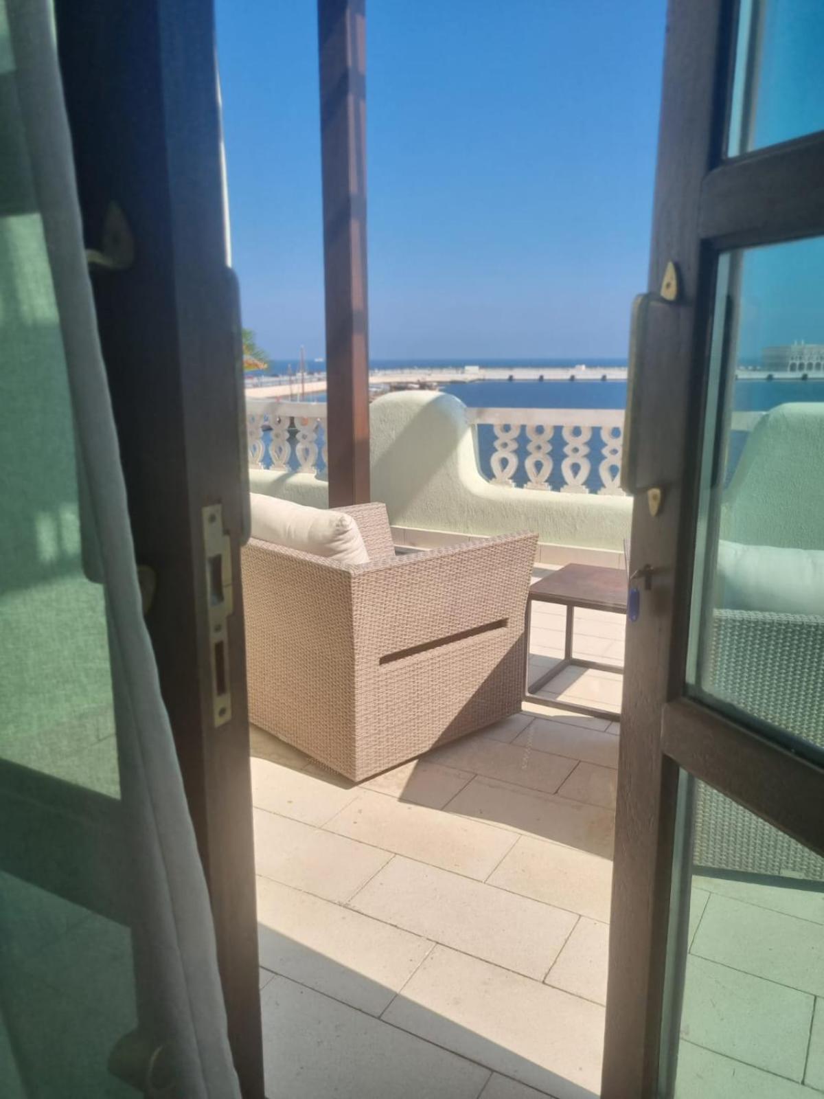 Mina Hotel And Residences By The Torch Doha Extérieur photo A balcony at the hotel