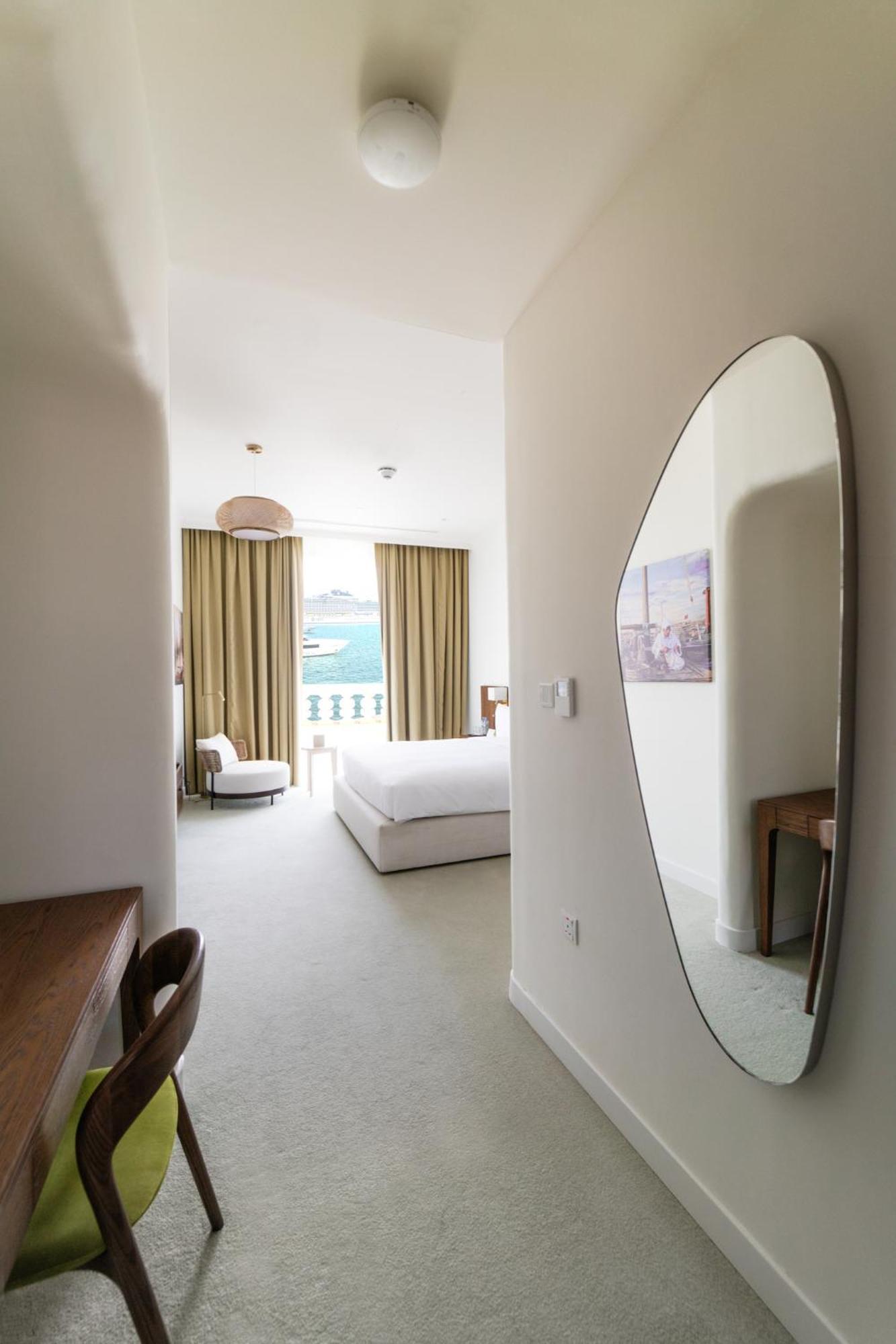Mina Hotel And Residences By The Torch Doha Extérieur photo A bedroom at the hotel