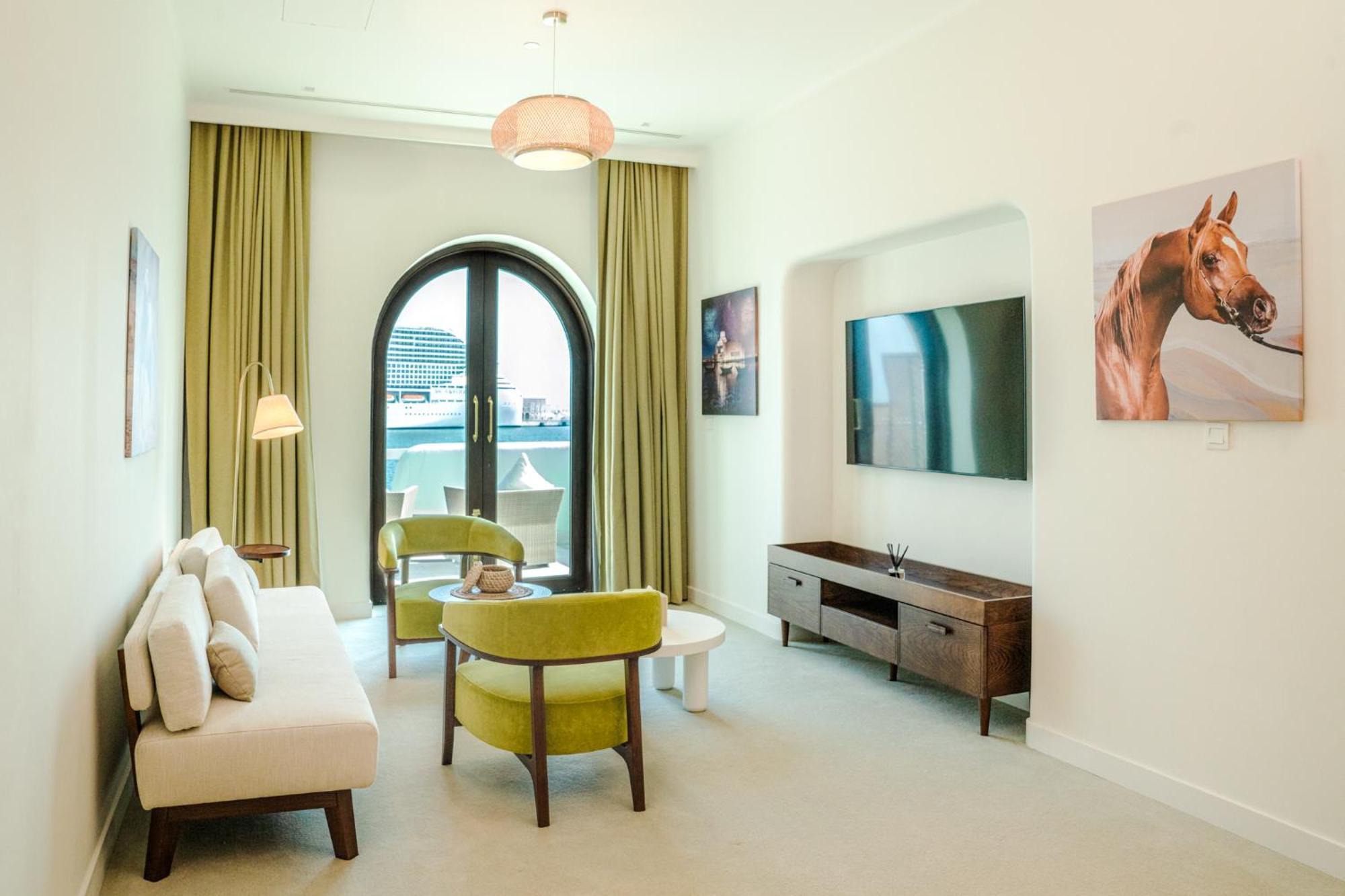 Mina Hotel And Residences By The Torch Doha Extérieur photo A living room at the hotel