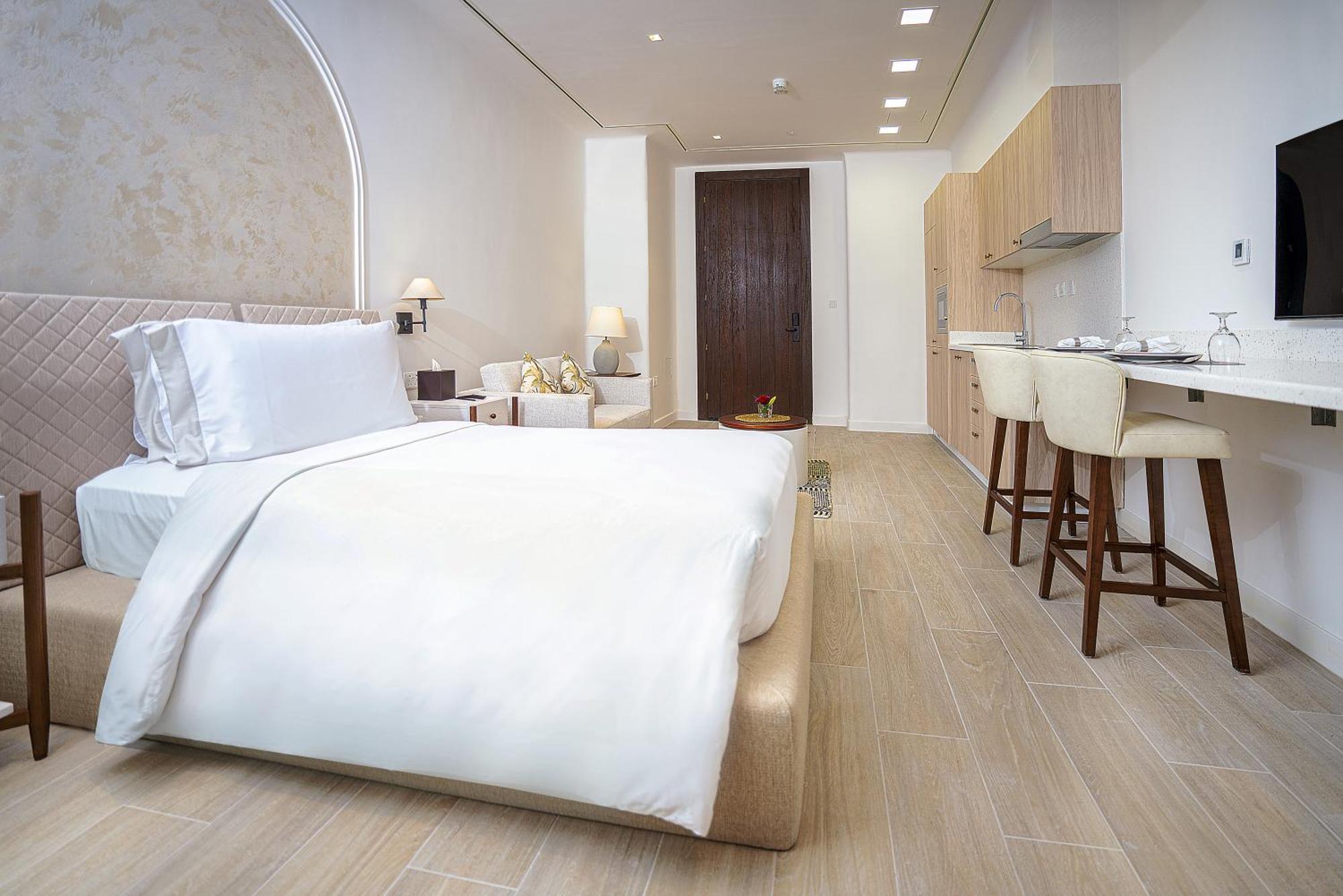 Mina Hotel And Residences By The Torch Doha Extérieur photo A bedroom at the hotel